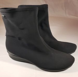 ECCO Abelone Short Waterproof Gore-Tex Boots